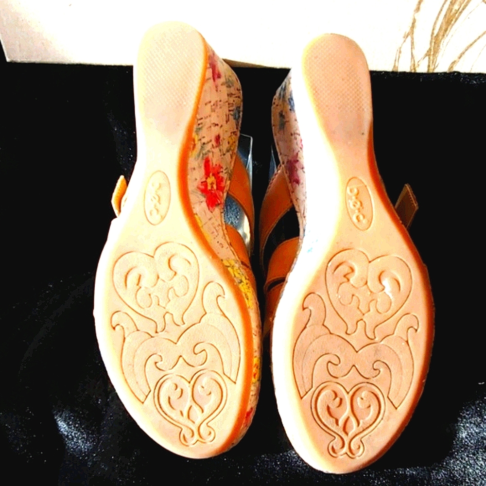 Boc Born Concept floral Wedge. Leather Sandal - Picture 3 of 5